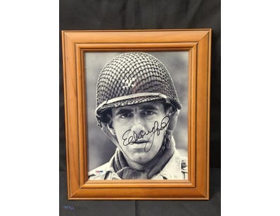 THIS IMAGE FEATURES ACTOR ELLIOTT GOULD, KNOWN FOR...