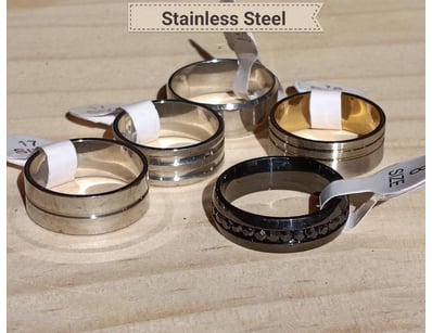 5 X ASSORTED STAINLESS STEEL UNISEX RINGS         ...