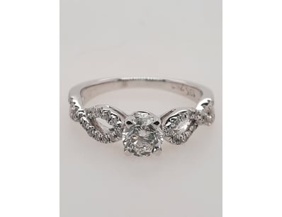 18CT WHITE GOLD DIAMOND RING.

The Ring Feature ...