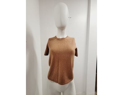 BEIGE SHORT-SLEEVED KNIT TOP BY MIDIZ

Classic B...