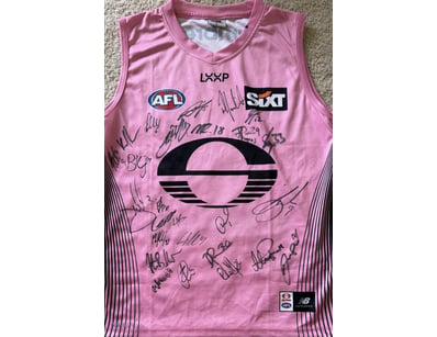 GOLD COAST SUNS 2026 SQUAD SIGNED GUERNSEY 

A Gol...