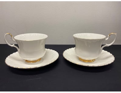 ROYAL ALBERT, VAL DOT, 2 CUPS & 2 PLATES.

10780...