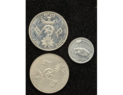 COLLECTION OF THREE REPUBLIC OF MALDIVES CURRENCY...