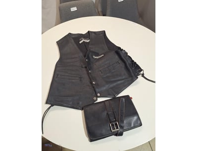 1 x Ferrari black leather tri-fold toiletry bag wi...