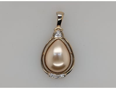 GOLD PLATED FAUX PEARL PENDANT


583010+49

...