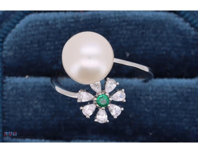 CULTURED FRESHWATER PEARL & NATURAL TSAVORITE GARN...