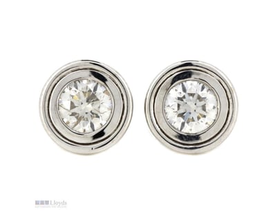 THE CENTRES FEATURE, 2 ROUND BRILLIANT CUT, DIAMON...