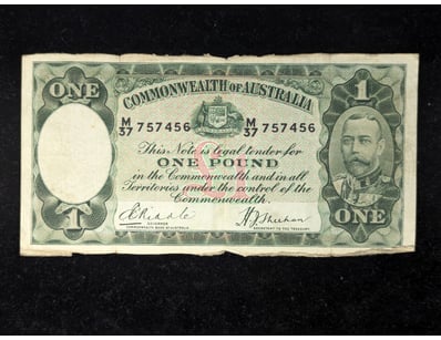 COMMONWEALTH OF AUSTRALIA ONE POUND BANKNOTE SIGNE...