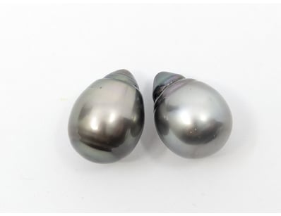 2 LARGE TAHITIAN SOUTH SEA PEARLS, A-GRADE

Semi...