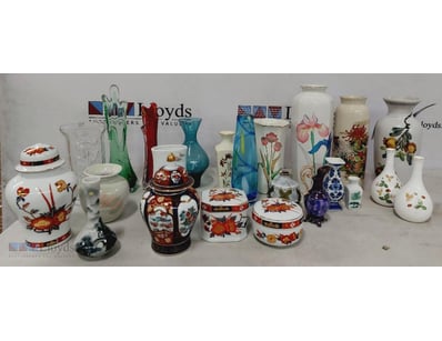 ASSORTED PORCELAIN AND GLASS DECORATIVE VASES.

Co...