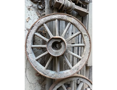 Vintage Wagon Wheel, 12-Spoke, 30 inch Diameter

L...