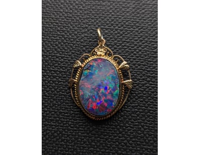 9CT YELLOW GOLD OPAL DOUBLET PENDANT (CHIPPED)

...