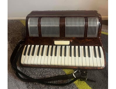 Gadgets, Music & Pastimes (A986) - Lot 15