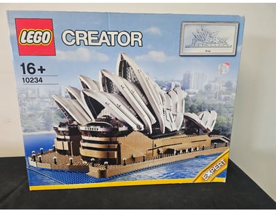 **UNRESERVED** LIFETIME COLLECTION OF LEGO PART... - Lot 736