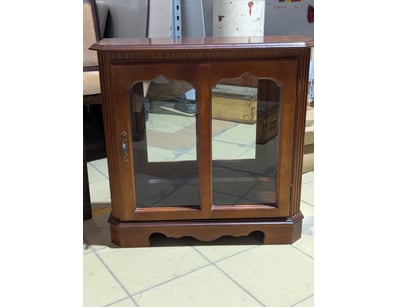 Display cabinet, mirrored back, lighting in top
...