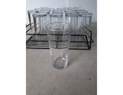 Clear glasses.

Quantity: 21 glasses.

SOLD AS LOT...