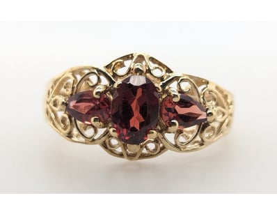 9CT YELLOW GOLD GARNET RING


583010+45


