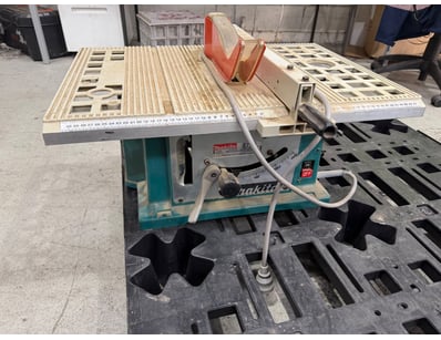 Makita 2708 table saw, a robust and reliable woodw...