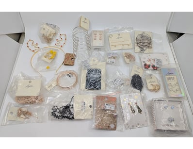 COLLECTION OF JEWELLERY PIECES INCLUDING EARRINGS,...