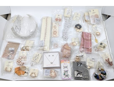 COLLECTION OF JEWELLERY PIECES INCLUDING EARRINGS,...