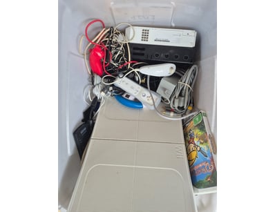 Retro Nintendo Wii gaming console bundle in white,...