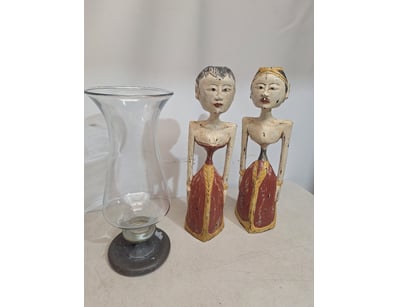 Assorted Homewares Box Lot

Includes Statues, Vase...