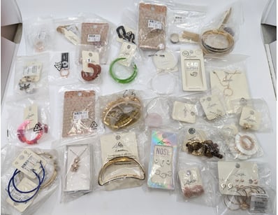 COLLECTION OF JEWELLERY PIECES INCLUDING BANGLE, E...