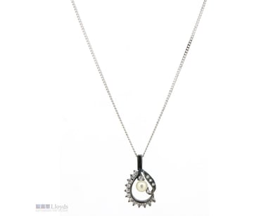CURB LINK CHAIN, PEARL AND DIAMONTE PENDANT.      ...