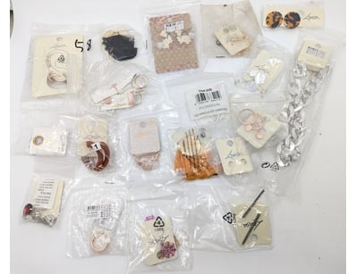 COLLECTION OF JEWELLERY PIECES INCLUDING NECKLACES...