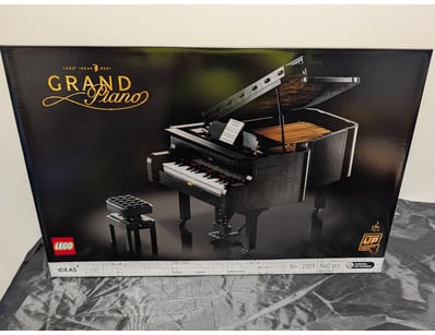 **UNRESERVED** LIFETIME COLLECTION OF LEGO PART... - Lot 781