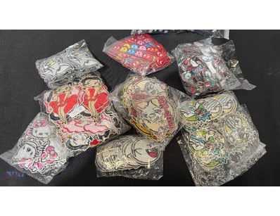 Assorted decorative patches 

Note: sold as lot
...