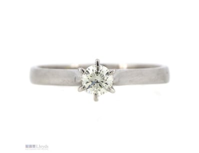 9K WHITE GOLD AND DIAMOND SOLITARE RING.      

Th...