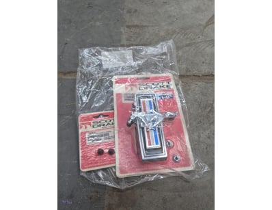 <p><strong>Grille Emblem with Rubbers</strong></p>...