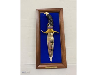 GOLD EAGLE COLLECTORS HUNTING KNIFE. BLUE VELVET F...