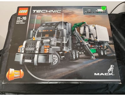 **UNRESERVED** LIFETIME COLLECTION OF LEGO PART... - Lot 723