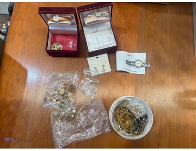 Assorted lot of costume jewellery 

Note: Sold as ...