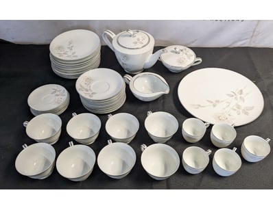 COLLECTION OF NORITAKE MELROSE DINNERWARE

Inclu...
