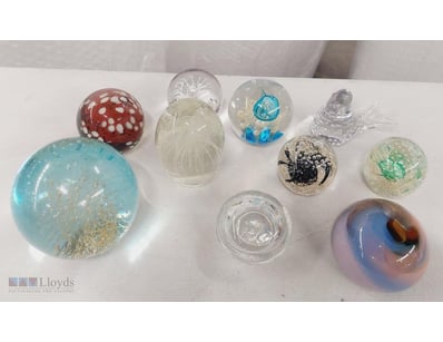 COLLECTION OF ASSORTED DECORATIVE GLASS PAPERWEIGH...