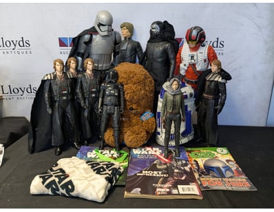 STAR WARS COLLECTIBLE FIGURE COLLECTION WITH ACCES...