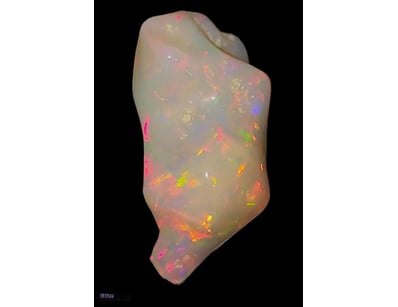 4.9 CARATS CARVED CRYSTAL OPAL.    

Dimensions: 1...