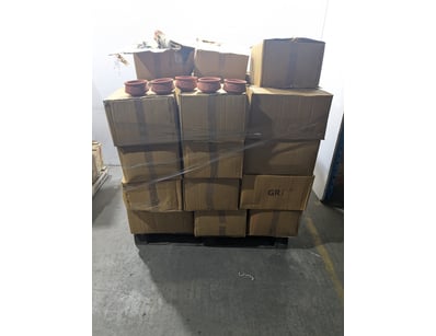 Large bulk lot containing terracotta-coloured cera...