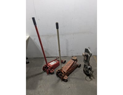Lot comprising three hydraulic floor jacks in vary...