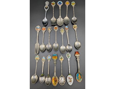 COLLECTION OF AUSTRALIAN SOUVENIR SPOONS

Compre...