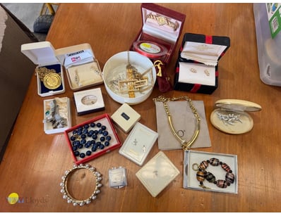 Assorted lot of costume jewellery 

Note: Sold as ...