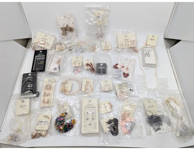 COLLECTION OF JEWELLERY PIECES INCLUDING RINGS, EA...