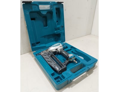 MOSTLY UNRESERVED Carpentry Business Closure - Lot 9