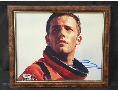 A FRAMED, AUTOGRAPHED PHOTOGRAPH OF ACTOR BEN AFFL...