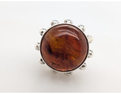 SILVER AND AMBER RING


583010+129


