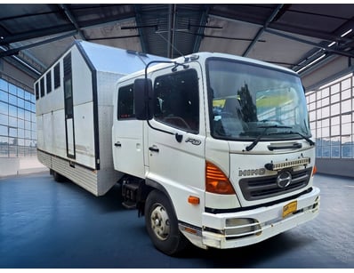 <b>2006 Hino FD Livestock Truck - 396,232 km - Enc...