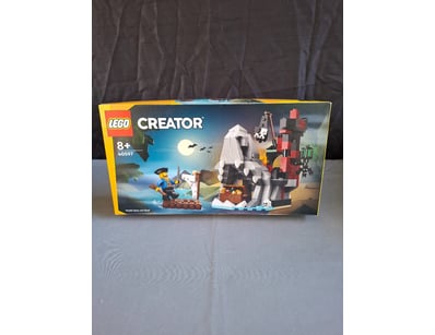 **UNRESERVED** LIFETIME COLLECTION OF LEGO PART... - Lot 383